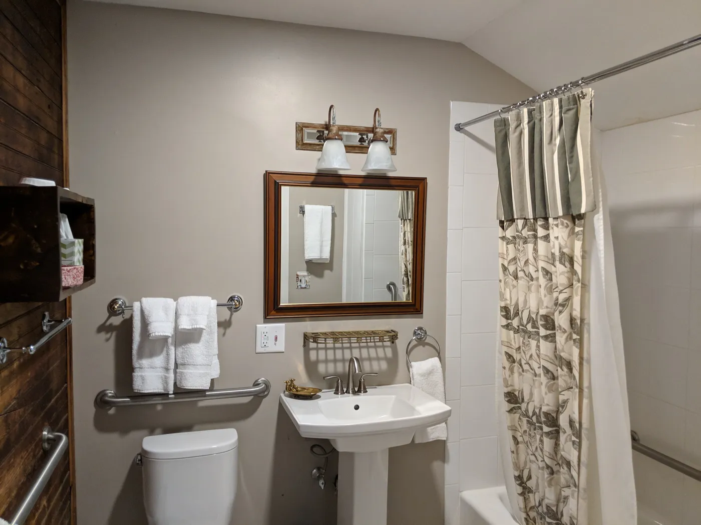 Barstow Suite at Heart of the Village Inn in Shelburne, Vermont — gallery image 5