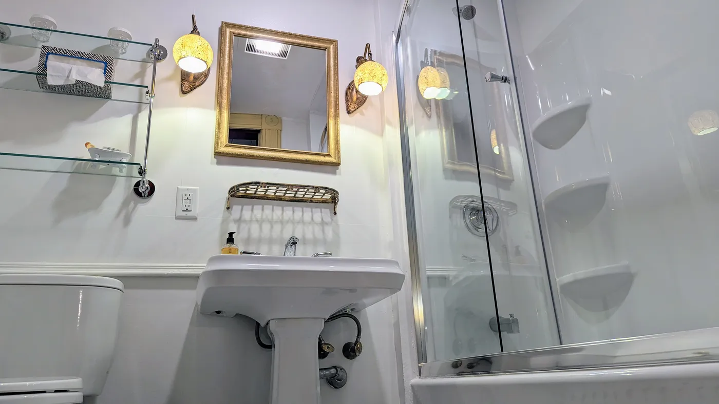 Harrington Suite at Heart of the Village Inn in Shelburne Vermont — gallery image 6