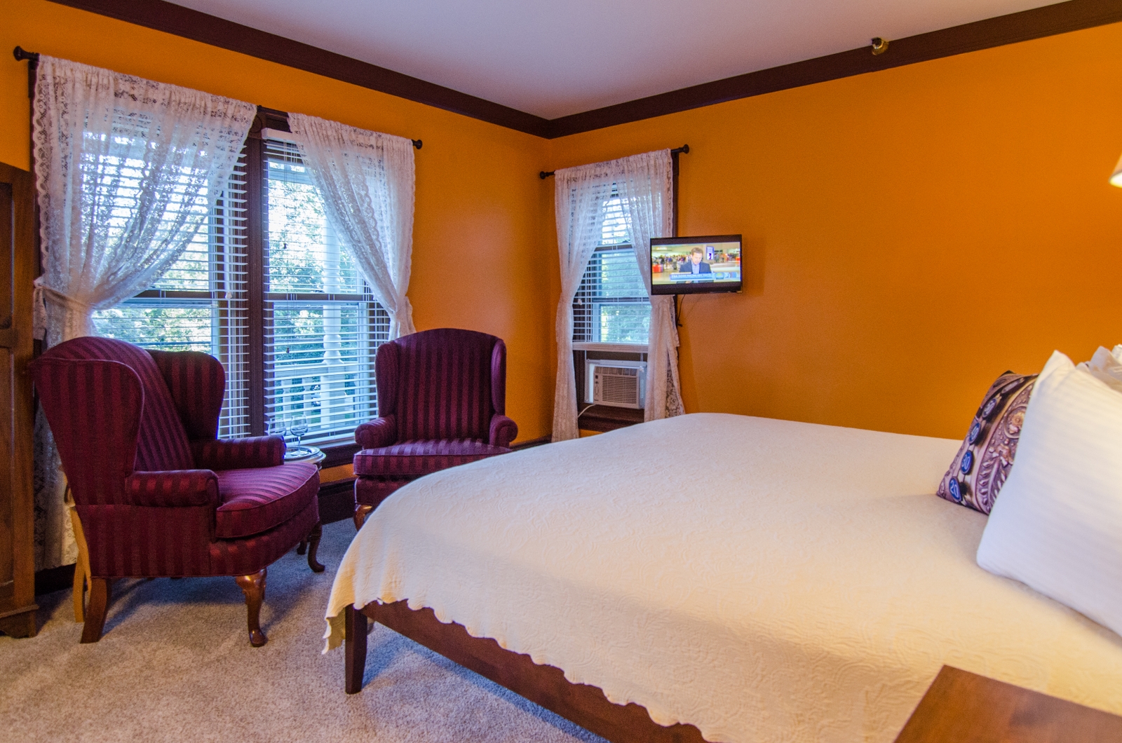 Van Vliet Room at Heart of the Village Inn in Shelburne, Vermont — gallery image 2