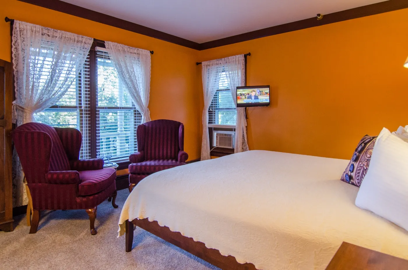 Van Vliet Room at Heart of the Village Inn in Shelburne, Vermont — gallery image 2
